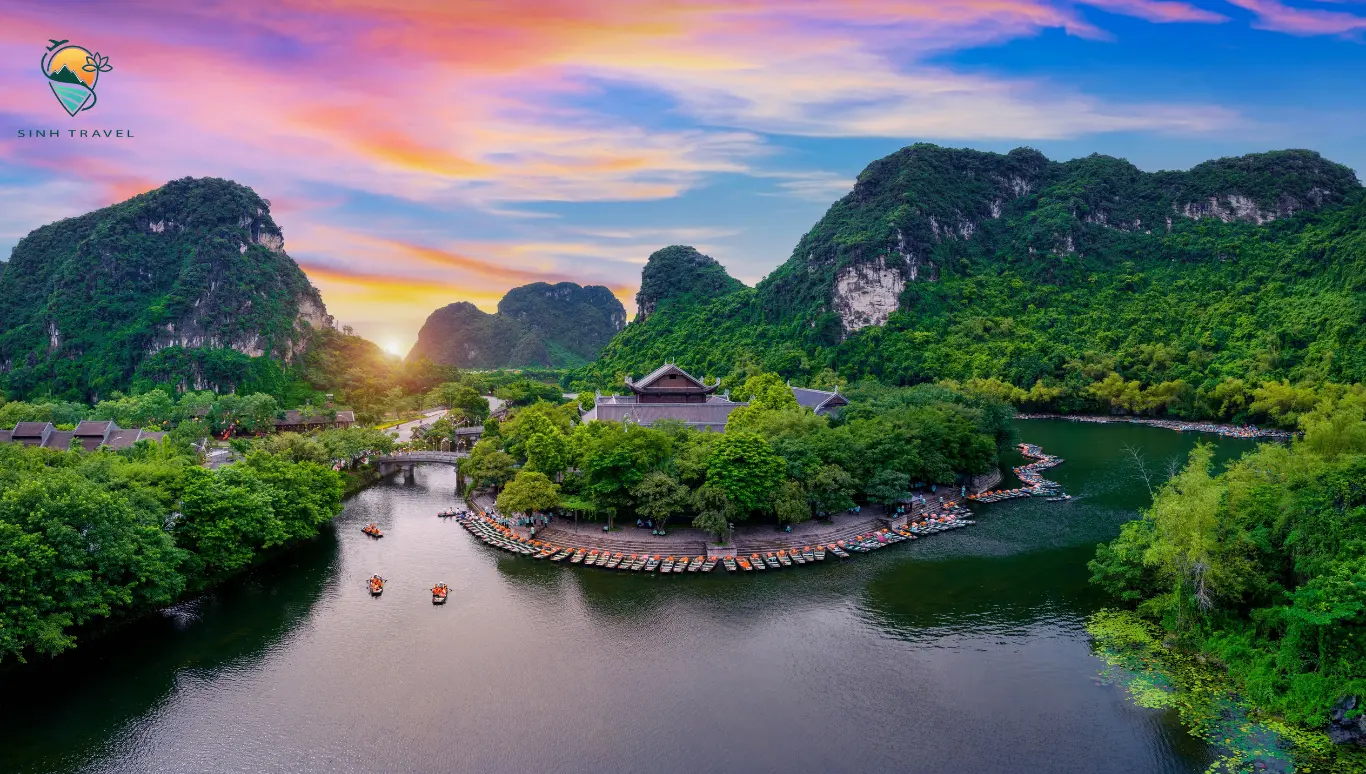 Ngồi thuyền tham quan Tr&agrave;ng An