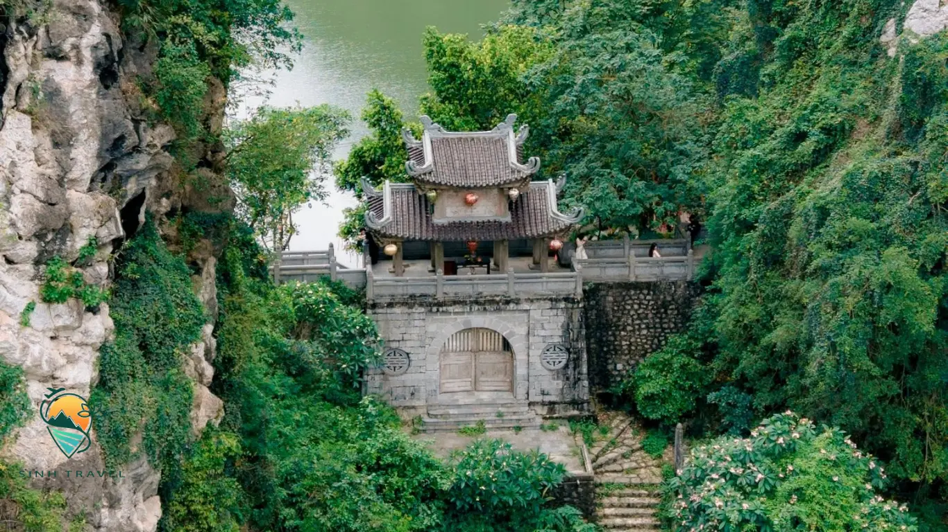 Viếng ch&ugrave;a Am Ti&ecirc;n linh thi&ecirc;ng